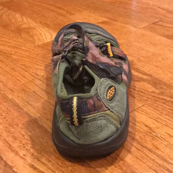 BOYS SIZE 5 CAMO KEENS! - Picture 5 of 9